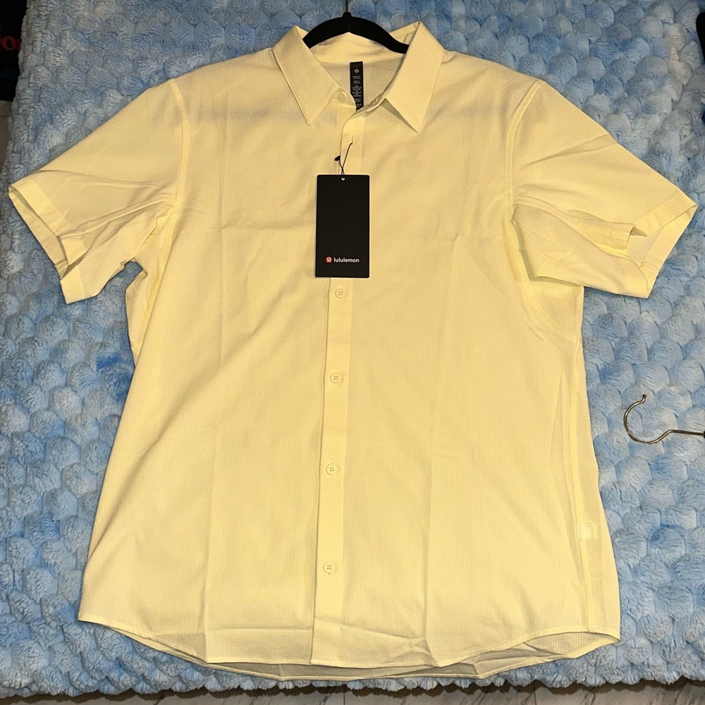 Lululemon Airing Easy Short-Sleeve Shirt. NWT